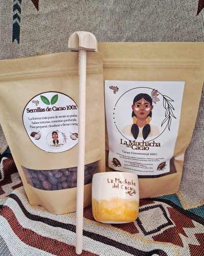 Pack Ritual Completo con Cacao Ceremonial 100% de La Muchacha del Cacao con semillas de cacao, espumador de madera y taza artesanal para ritual en casa