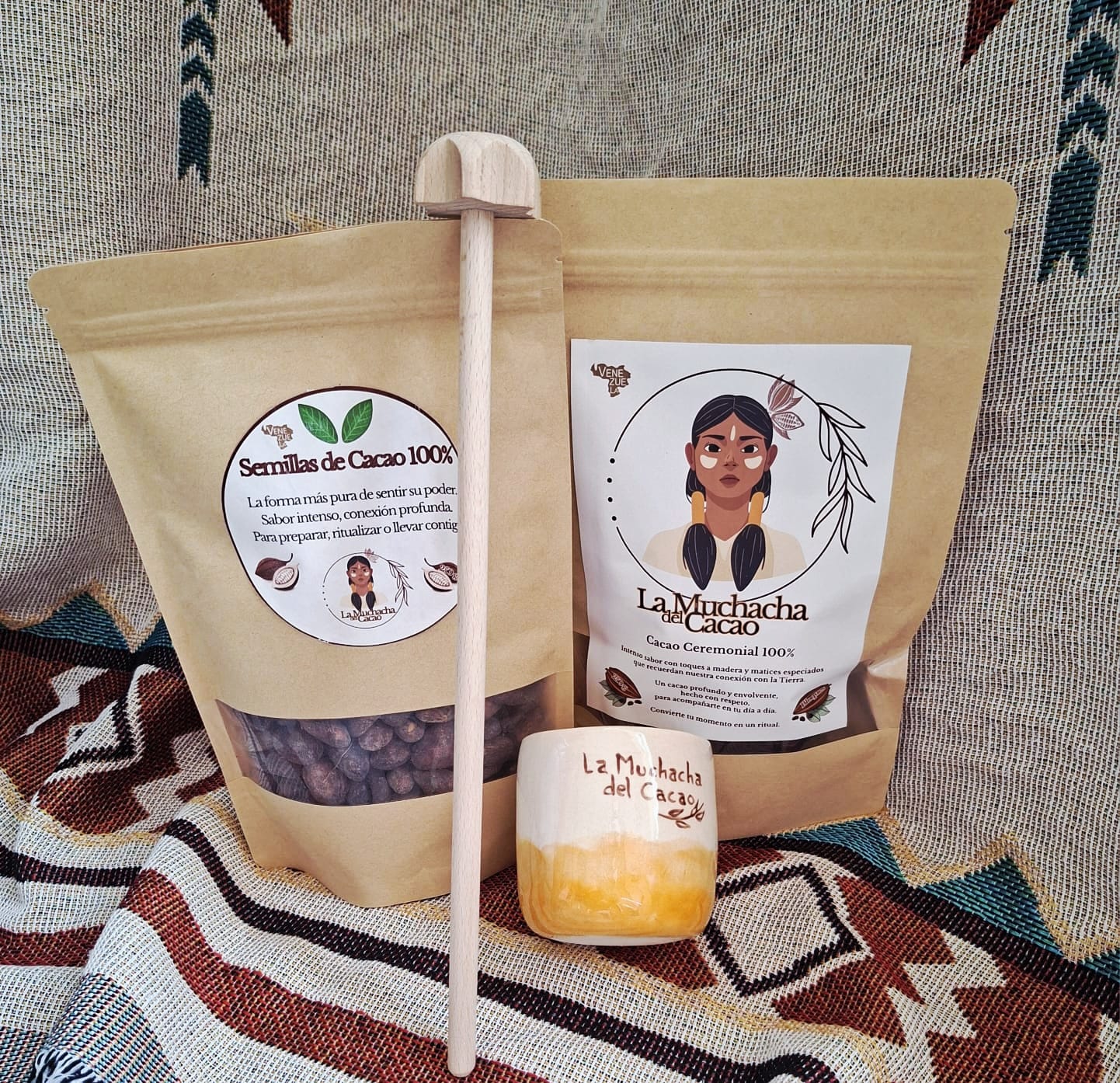 Pack Ritual Completo con Cacao Ceremonial 100% de La Muchacha del Cacao con semillas de cacao, espumador de madera y taza artesanal para ritual en casa