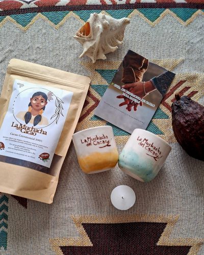 Experiencia de cacao ceremonial para dos con cacao 100% bio, dos tazas artesanales y guía de ceremonia para parejas.