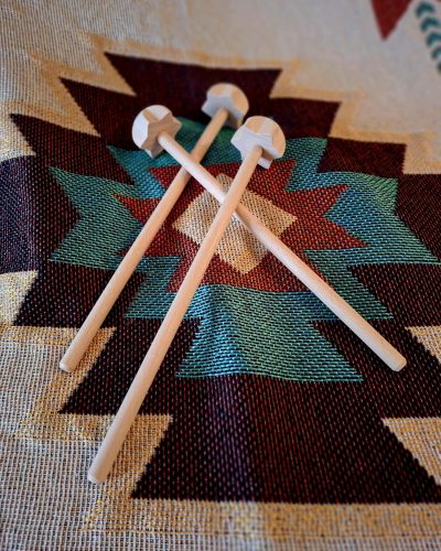 Espumador artesanal de madera para preparar cacao ceremonial, herramienta natural para rituales conscientes.