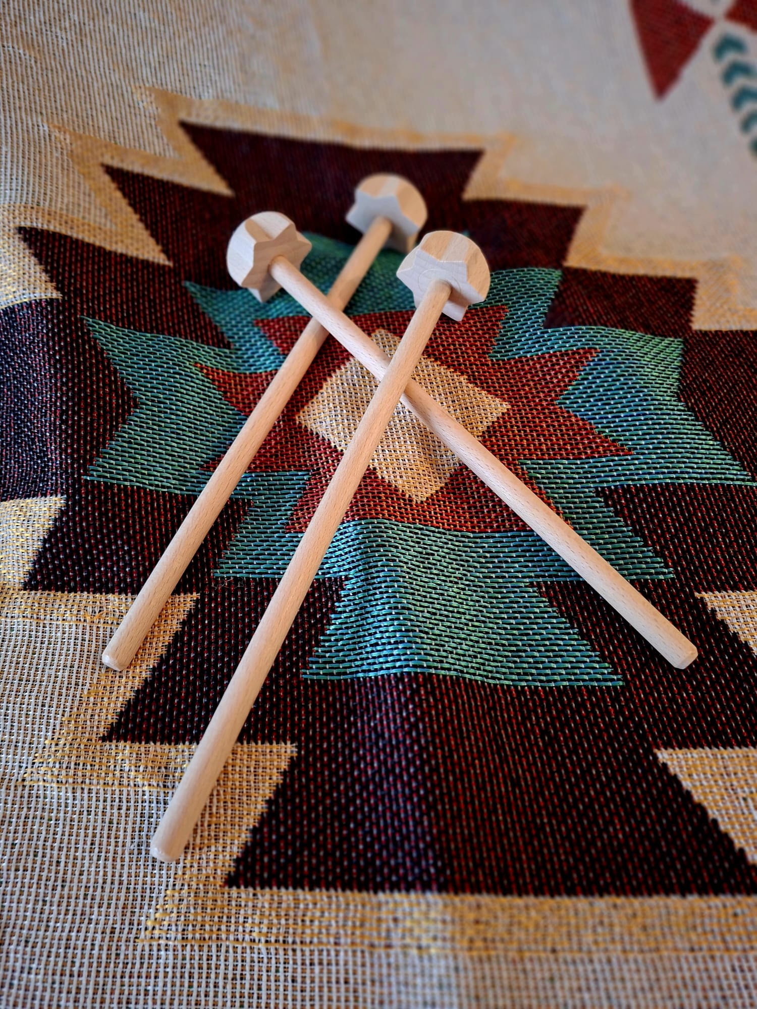 Espumador artesanal de madera para preparar cacao ceremonial, herramienta natural para rituales conscientes.