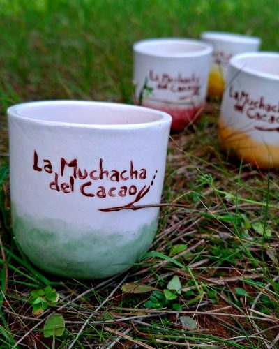 Taza artesanal de cacao hecha a mano con el logo de La Muchacha del Cacao, pieza única para rituales de cacao ceremonial.