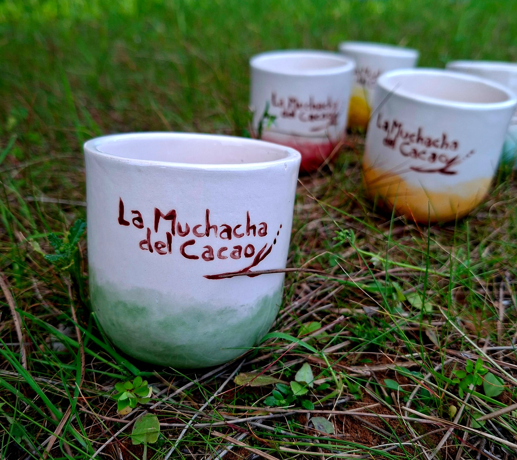Taza artesanal de cacao hecha a mano con el logo de La Muchacha del Cacao, pieza única para rituales de cacao ceremonial.